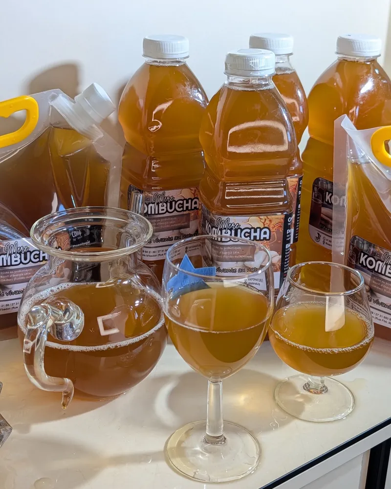 Dégustation de kombucha YAYO Nature dans des verres