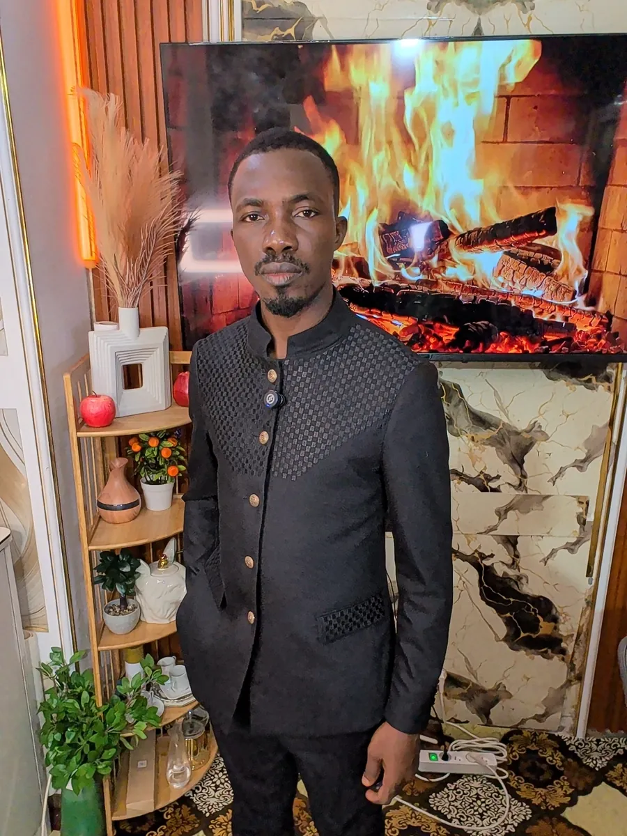 Le fondateur de YAYO Nature, en tenue noire, dans son espace de travail
