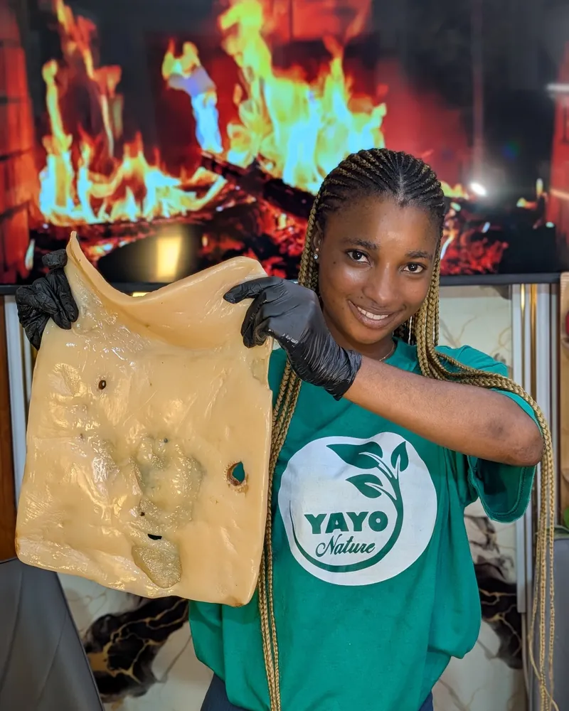 Une collaboratrice en t-shirt YAYO Nature tient une souche de kombucha